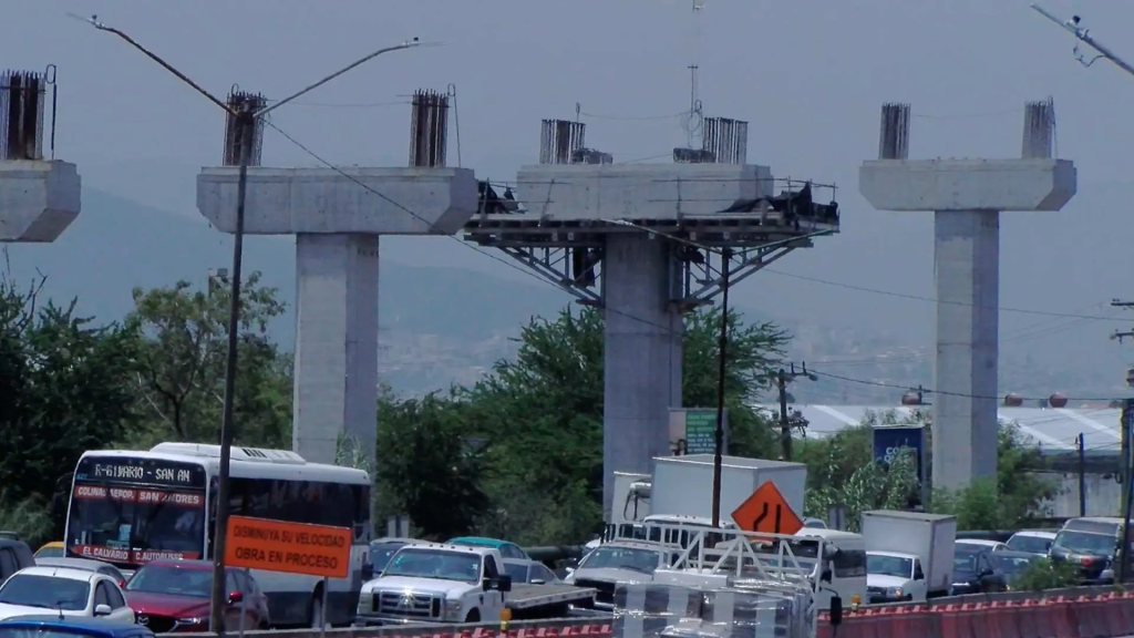 El Cierre De Miguel Alemán Por Cinco Meses Causa Caos Vial; Vecinos Y Automovilistas Acusan Mala Planeación Del Gobierno Estatal De Nuevo León.