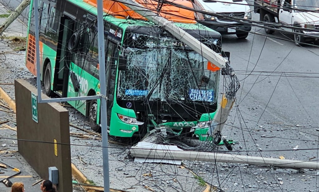Image | Nl Urbano Fallas En La Movilidad: Incendio De Camiones Verdes En Nuevo León Revela La Falta De Mantenimiento Y Pone En Duda La Seguridad Del Transporte Estatal.