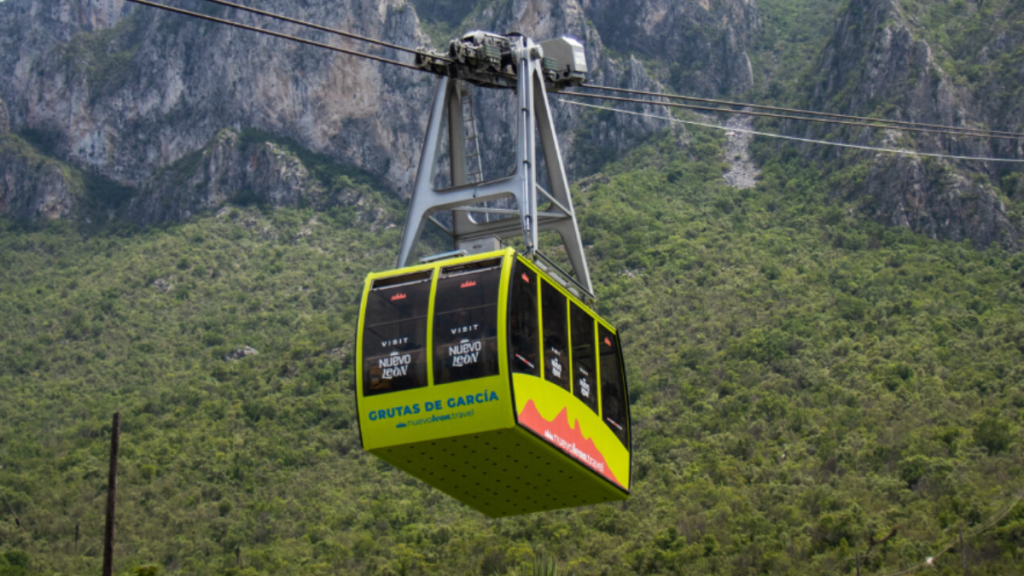 Image | Nl Urbano La Falla Del Teleférico En García Obligó a Evacuar a Los Turistas Por El Techo De La Cabina. Autoridades Municipales Investigan El Desperfecto Del Teleférico.