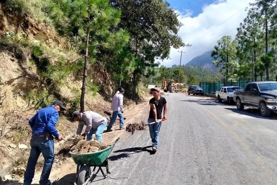 Image | Nl Urbano Vecinos De La Sierra De Santiago Reparan Por Su Cuenta La Carretera a Los Lirios Ante El Abandono De Samuel Y La Falta De Atención Estatal Tras Huracán Alberto.
