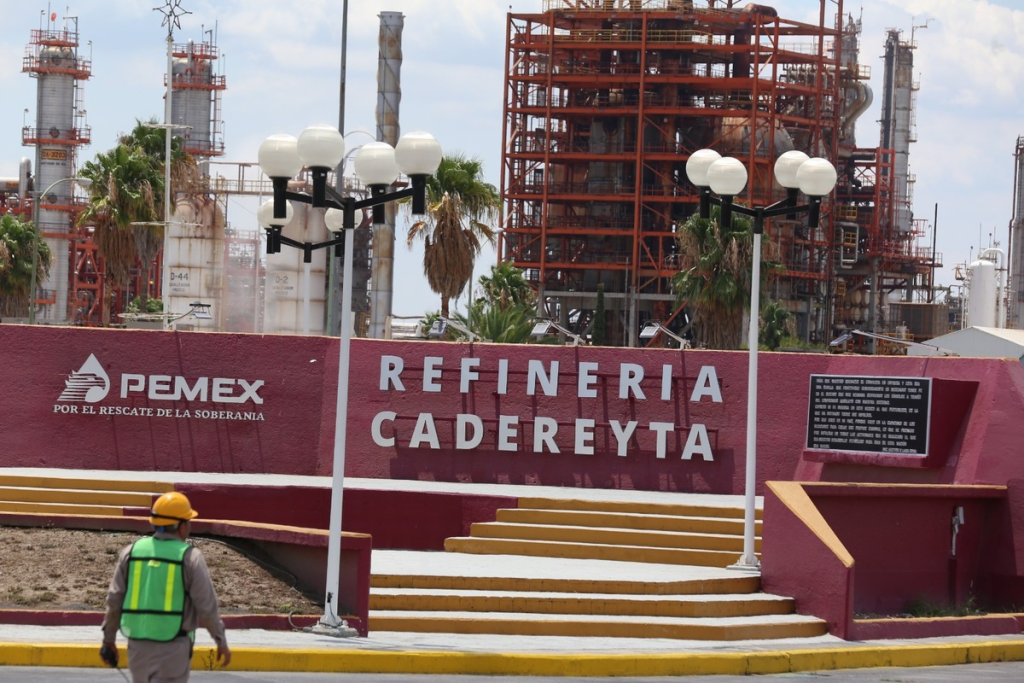 La Refinería De Cadereyta Seguirá Generando Emisiones Contaminantes Durante Dos Años Más, Mientras Avanzan Las Renovaciones Para Reducir Las Emisiones. 