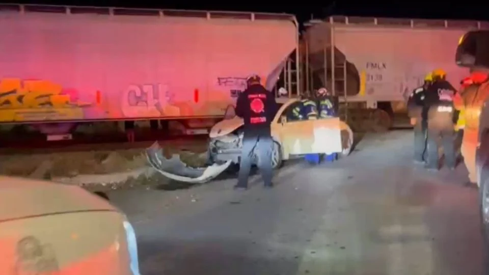 Image | Nl Urbano Choque Con Tren En San Pedro Deja Dos Conductores Ilesos Y Provoca Tráfico Intenso En El Bulevar Díaz Ordaz Y Avenida Corregidora.