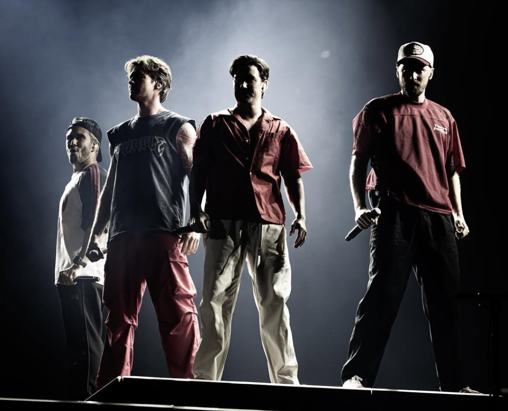 Big Time Rush Llegó a Monterrey Y Desató La Locura En El Aeropuerto. Conoce La Historia De La Fan De La Uanl Que Logró Que Firmaran Su Placa De Graduación.