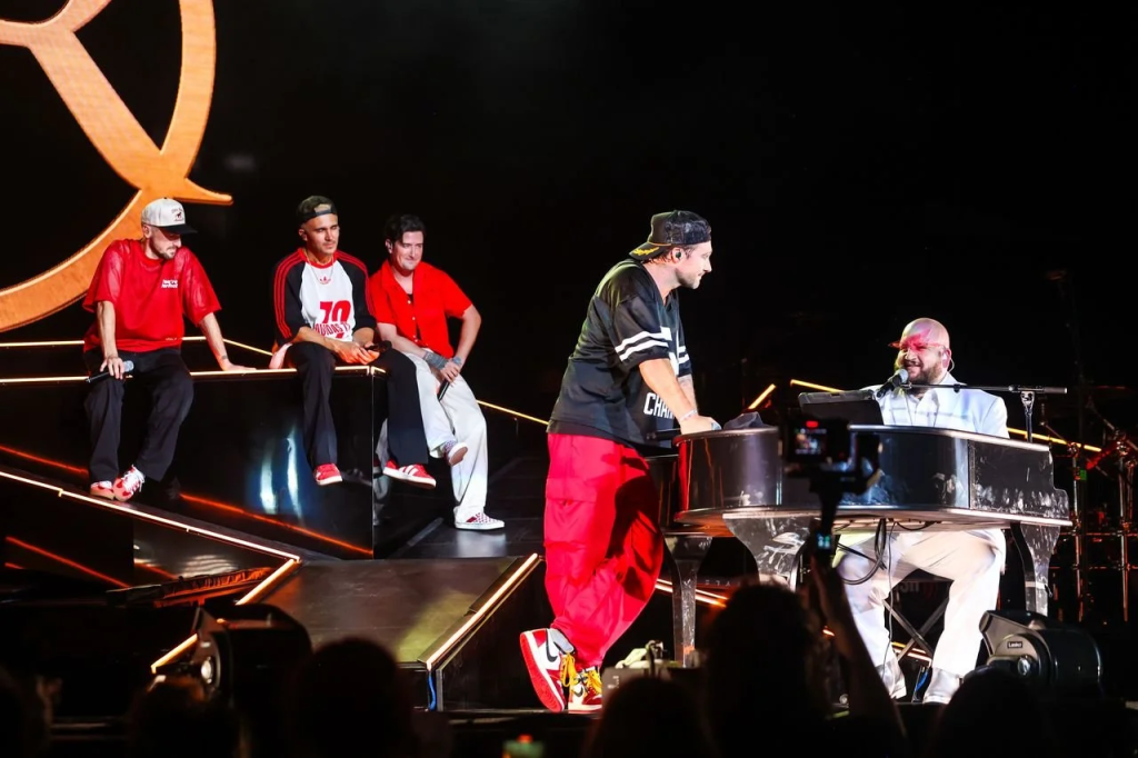 Big Time Rush Llegó a Monterrey Y Desató La Locura En El Aeropuerto. Conoce La Historia De La Fan De La Uanl Que Logró Que Firmaran Su Placa De Graduación.