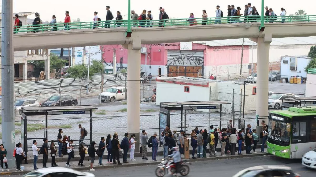 Largas Filas Para El Camión Nuevo León.