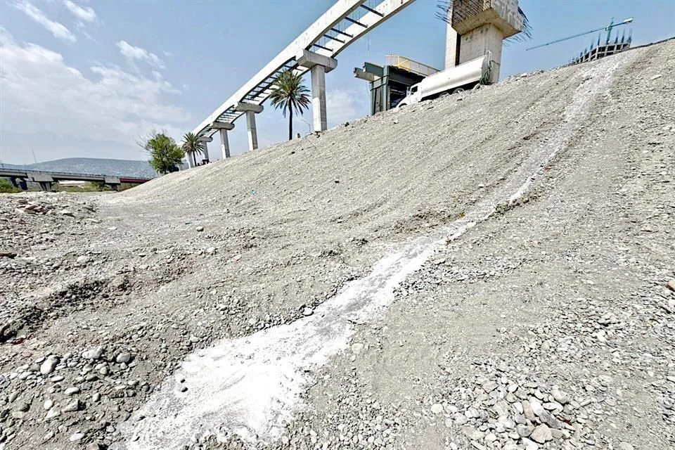 Image | Nl Urbano Escombro De Obras Públicas En El Río Santa Catarina.