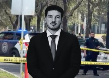Man in a Black Suit and Tie Stands in Front of a Crime Scene with Yellow Police Tape and Police Cars in the Background. | Nl Urbano