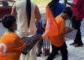 metieron niños al calor de la Orange Party a regalar souvenirs
