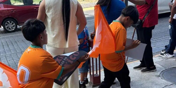 Metieron Niños Al Calor De La Orange Party a Regalar Souvenirs | Nl Urbano