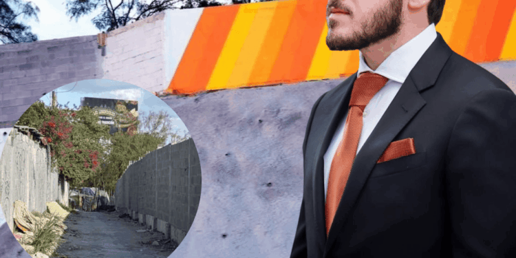 Pintan-barda-naranja-para-ocultar-tejabanes 1 1 | Nl Urbano Man in a Black Suit and Orange Tie Stands Beside a Bright, Striped Mural; a Circular Inset Shows a Narrow, Graffiti-free Alley with Concrete Walls and Greenery Nearby. | Nl Urbano