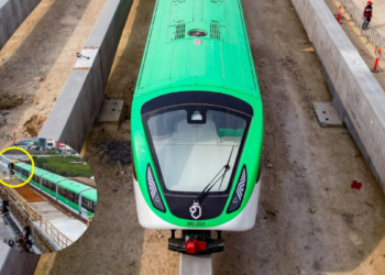 Top-down View of a Bright Green Passenger Train on a Single Track Between Concrete Barriers at a Construction Site. | Nl Urbano