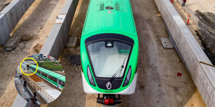 Pruebas-nuevo-metro-nuevo-leon | Nl Urbano Top-down View of a Bright Green Passenger Train on a Single Track Between Concrete Barriers at a Construction Site. | Nl Urbano