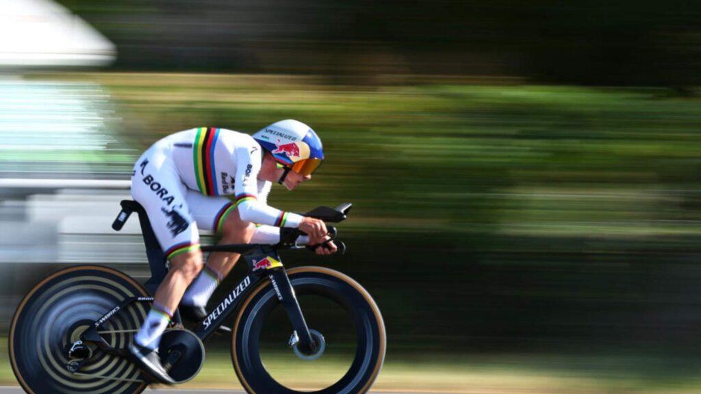 Remco-evenepoel-gana-la-etapa-15-del-tour-de-francia | Nl Urbano Cyclist in a White Rainbow-striped Kit Riding a Time-trial Bike at High Speed with a Blurred Background. | Nl Urbano