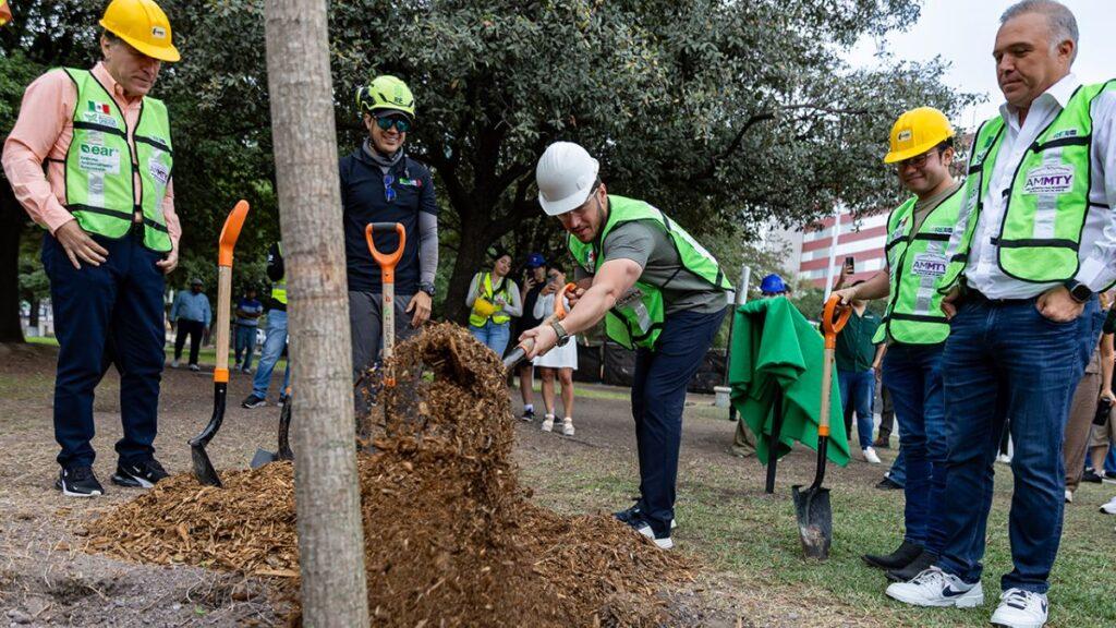 El-mandatario-samuel-garcia | Nl Urbano Samuel García Plantando árboles | Nl Urbano