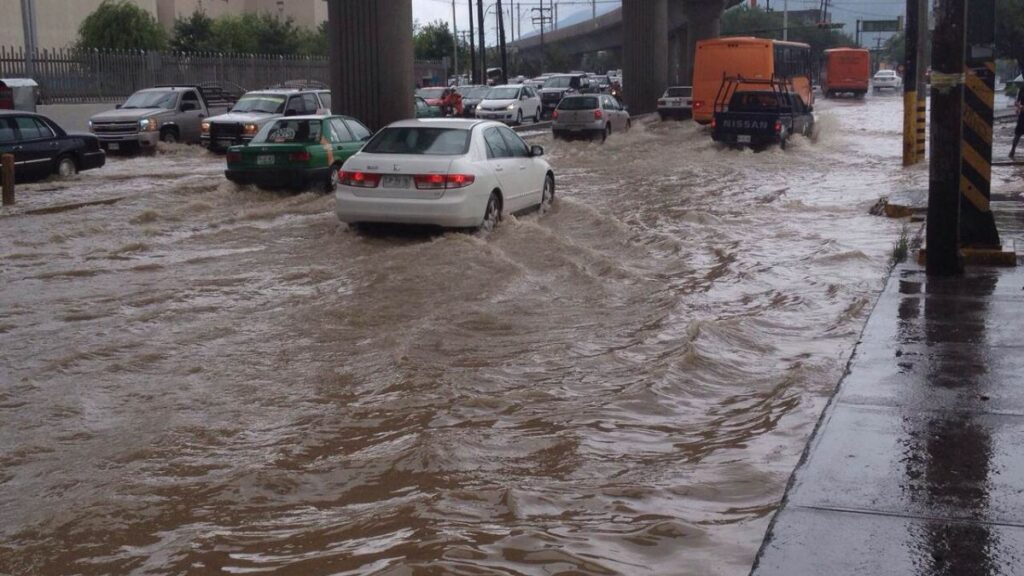 Inundaciones-en-avenida-constitucion | Nl Urbano Inundaciones En Constitución | Nl Urbano